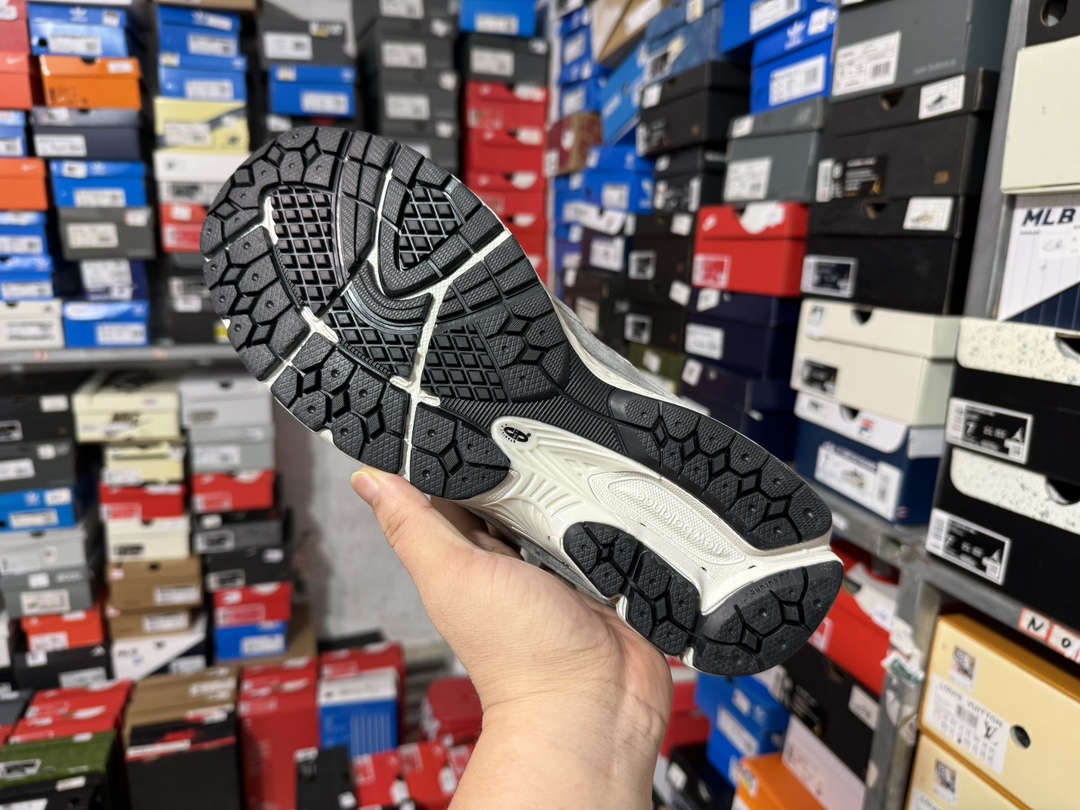 New Balance NB 2002R